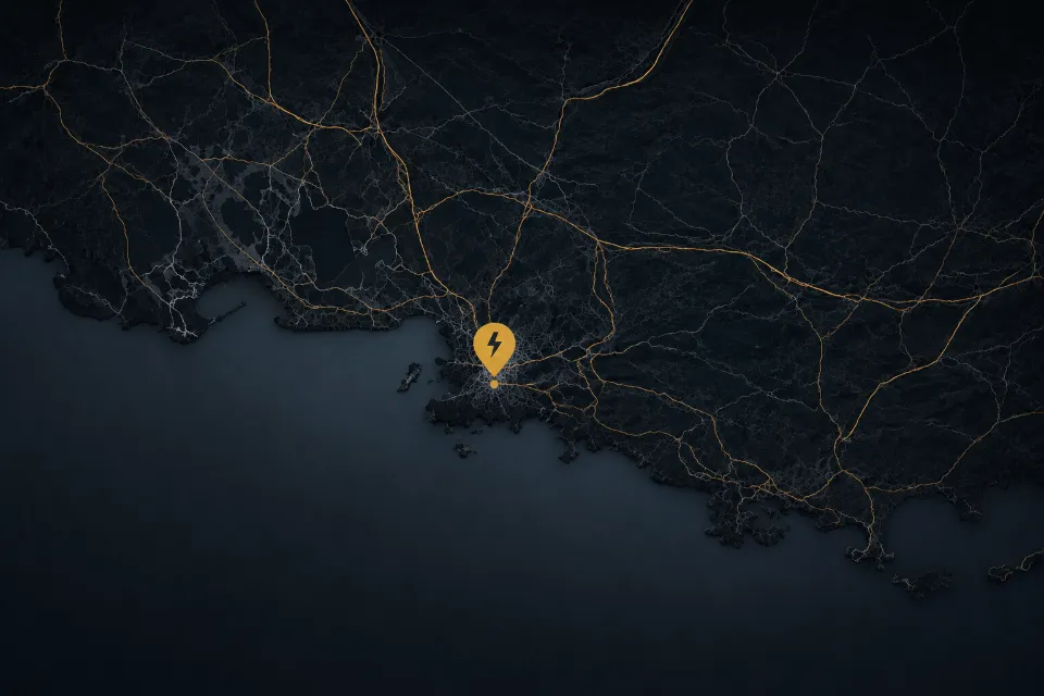 map-Marseille-et-environs Carte aérienne nocturne de la région PACA avec des réseaux et des lumières jaunes formant des routes, un marqueur jaune avec un symbole de foudre au centre qui indique Marseille.